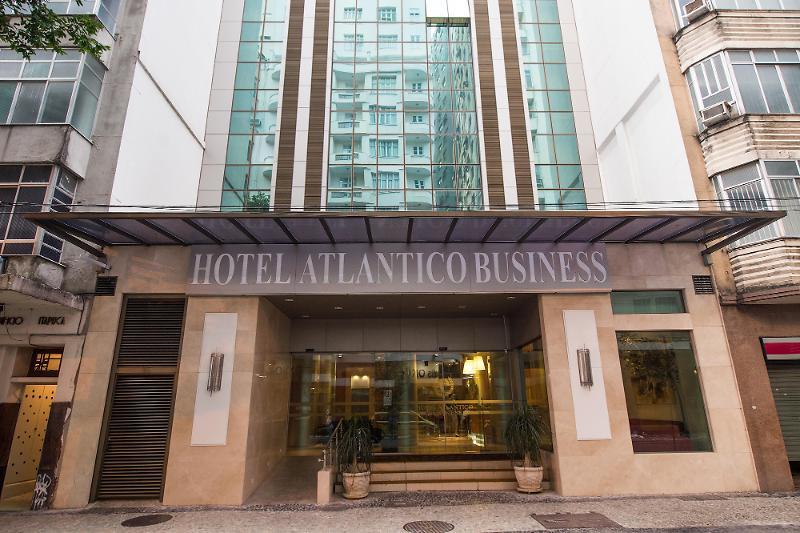 Hotel Atlântico Business Centro Rio de Janeiro Exterior foto The photo shows the exterior of a hotel building with the name "Hotel Atlantico Business" prominently displayed above the entrance. The building features a modern architectural style, with a glass facade and a combination of stone and glass elements.